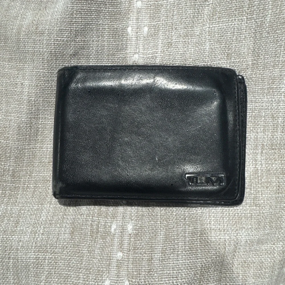 Tumi Mens Black Leather Bifold Wallet 6 Card Slots Slim Professional Accessory